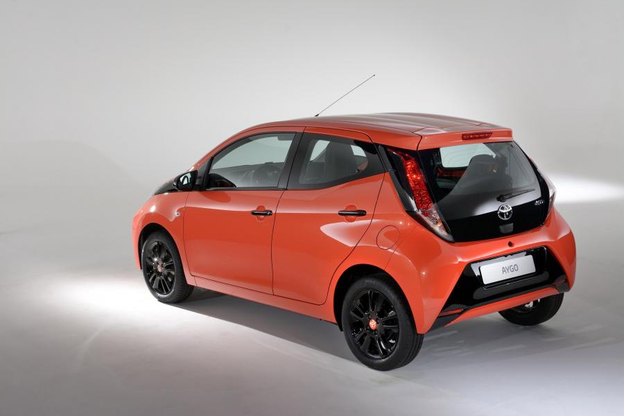  Toyota Aygo x-cite 5-Door 2015 года  (фото 2 из 7)